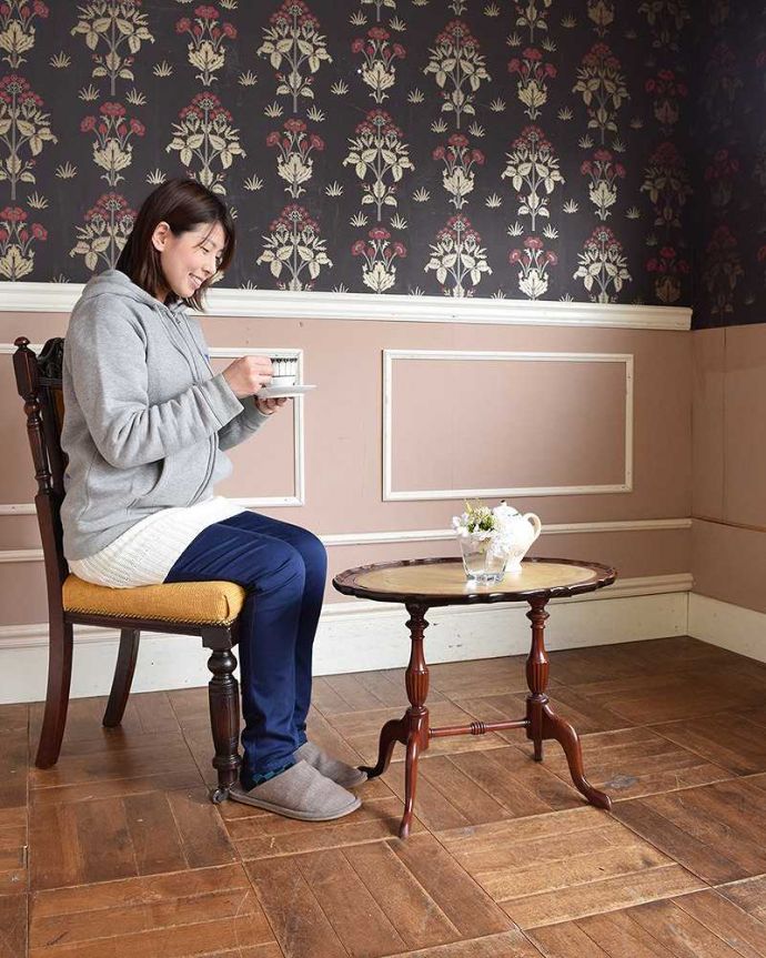 アンティークのテーブル アンティーク家具 エレガントな脚と革張り天板のイギリスアンティークワインテーブル。移動もラクラク!どこでも使える小さなテーブル持ち運び便利なワインテーブル。(q-1027-f)