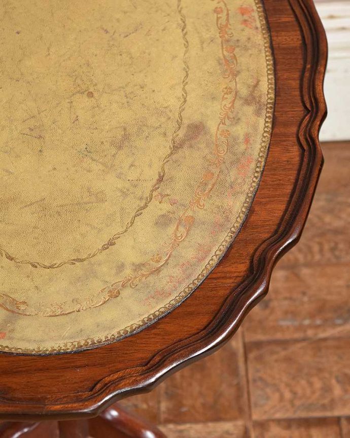 アンティークのテーブル アンティーク家具 エレガントな脚と革張り天板のイギリスアンティークワインテーブル。近づいてみると…木目もキレイな天板。(q-1027-f)