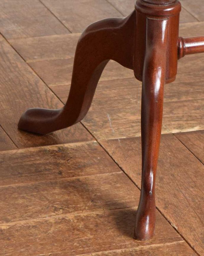 アンティークのテーブル アンティーク家具 エレガントな脚と革張り天板のイギリスアンティークワインテーブル。脚先には・・・Handleのアンティークは脚の裏にフェルトキーパーを付けています。(q-1027-f)