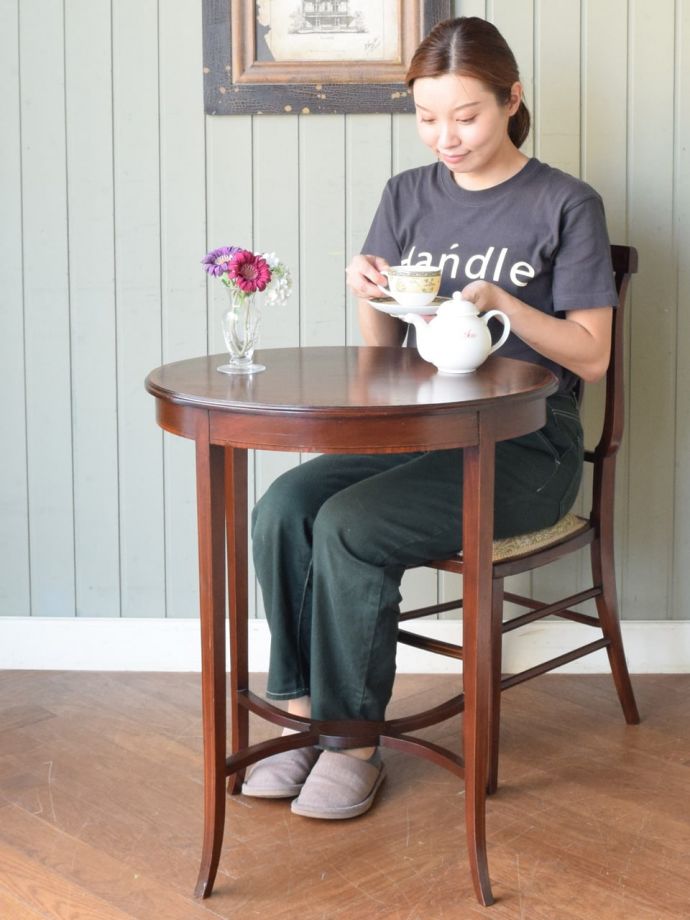 アンティークのオケージョナルテーブル