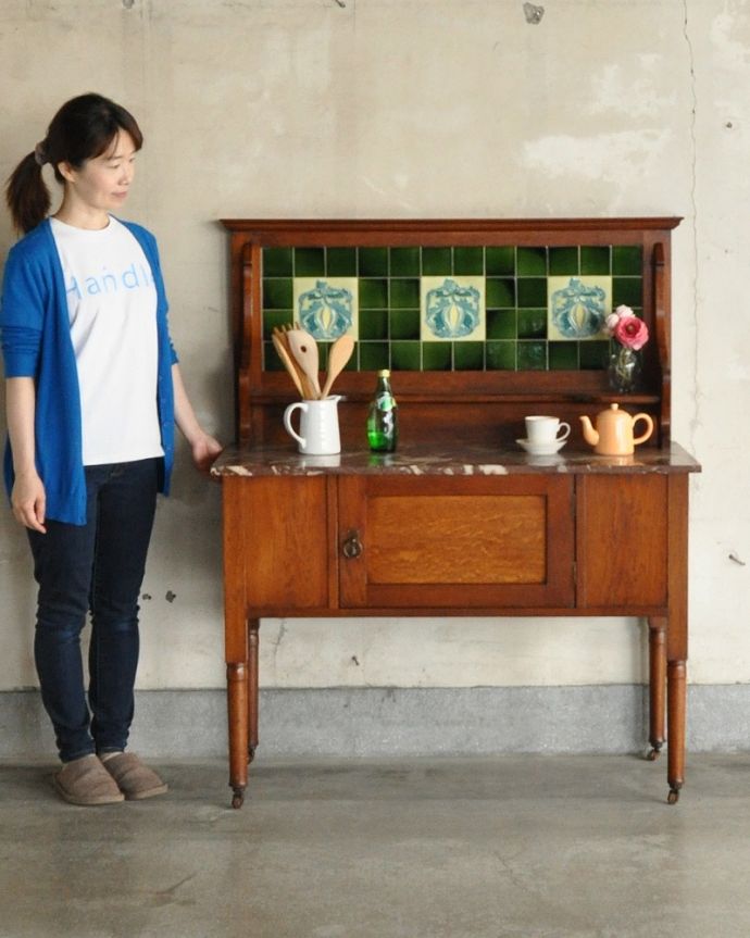 サイドボード　アンティーク家具　英国輸入のアンティーク家具、ブルーのお花のタイルが美しいウォッシュスタンド。アンティークでしか手に入らない家具まだ水道の発達していない時代に洗面所として必ず使われていたウォッシュスタンド。(q-1031-f)