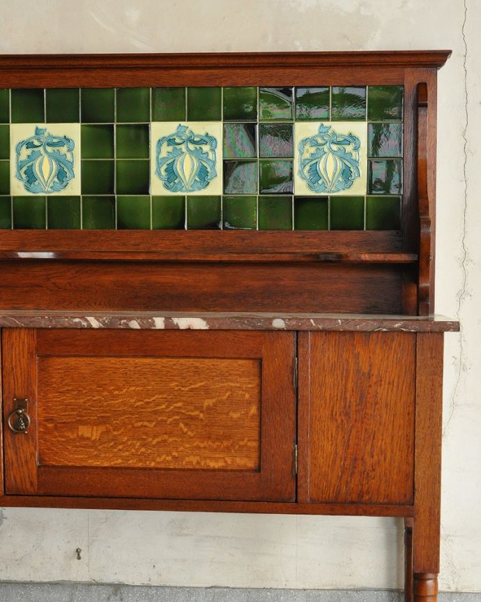 サイドボード　アンティーク家具　英国輸入のアンティーク家具、ブルーのお花のタイルが美しいウォッシュスタンド。タイルと天然大理石の美しいコラボ洗面器を置いて顔や手を洗う用に使っていた家具には、水が弾いてもいいようにタイルと天然大理石の贅沢な素材が使われています。(q-1031-f)