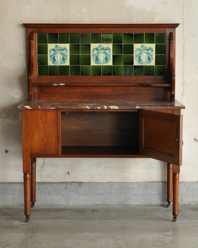 サイドボード　アンティーク家具　英国輸入のアンティーク家具、ブルーのお花のタイルが美しいウォッシュスタンド。扉を開いた中もキレイです。(q-1031-f)