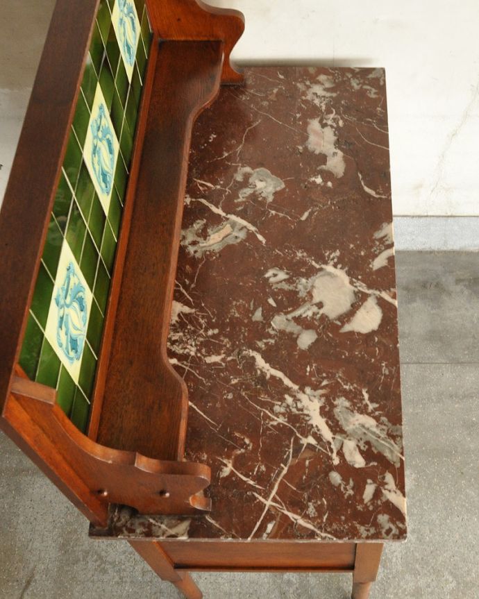 サイドボード　アンティーク家具　英国輸入のアンティーク家具、ブルーのお花のタイルが美しいウォッシュスタンド。天然大理石を使った贅沢な天板天板には女性の憧れ、天然の大理石が使われている贅沢な家具です。(q-1031-f)