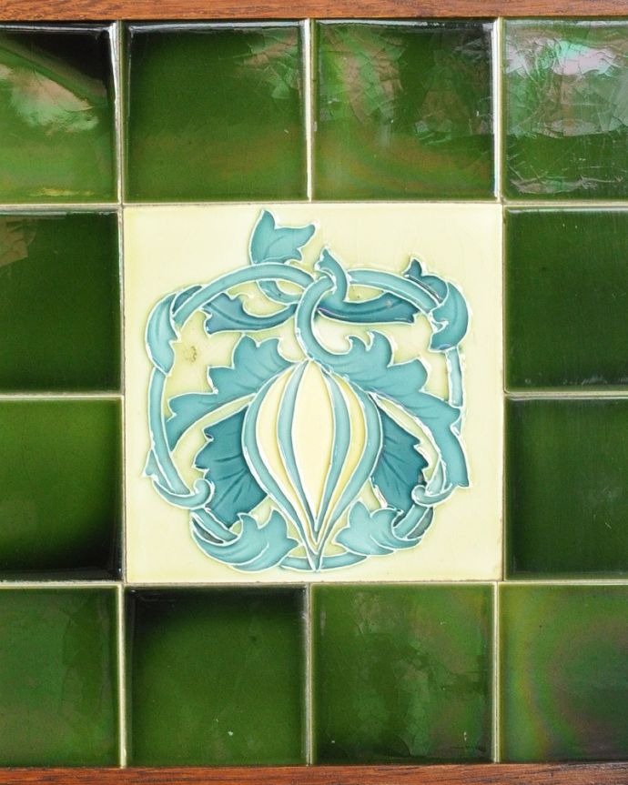 サイドボード　アンティーク家具　英国輸入のアンティーク家具、ブルーのお花のタイルが美しいウォッシュスタンド。アンティークだけが持つ独特の風合い美しい模様のアンティークタイルにうっとり･･･年月を経たアンティークタイルだけが持つ魅力を楽しんでください。(q-1031-f)