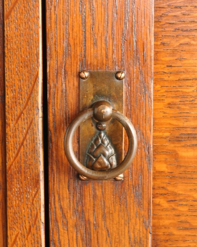 サイドボード　アンティーク家具　英国輸入のアンティーク家具、ブルーのお花のタイルが美しいウォッシュスタンド。扉の取っ手もステキアンティークらしい素敵なデザインが魅力。(q-1031-f)