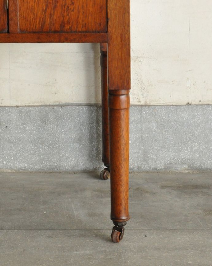 サイドボード　アンティーク家具　英国輸入のアンティーク家具、ブルーのお花のタイルが美しいウォッシュスタンド。女性1人でラクラク運べちゃうんです足先にはキャスターも付いています。(q-1031-f)