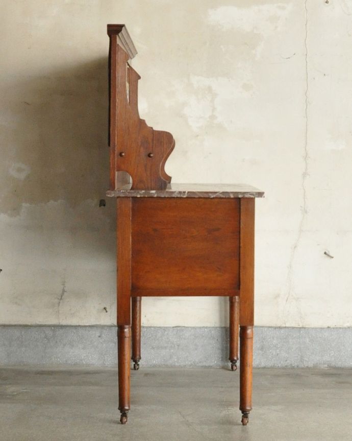 サイドボード　アンティーク家具　英国輸入のアンティーク家具、ブルーのお花のタイルが美しいウォッシュスタンド。横から見てもステキもちろん、横から見てもキレイに仕上がっています。(q-1031-f)