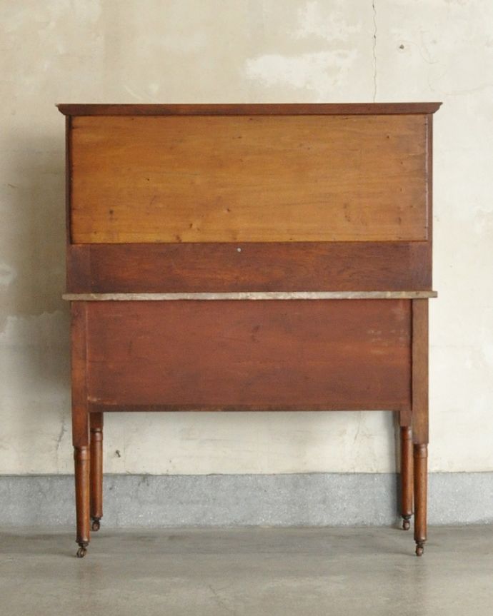 サイドボード　アンティーク家具　英国輸入のアンティーク家具、ブルーのお花のタイルが美しいウォッシュスタンド。キレイに修復しました！アンティークは新品ではないので、経年変化によるキズはありますが、専門の職人がキレイにお直しをしているので、後姿もキレイです。(q-1031-f)