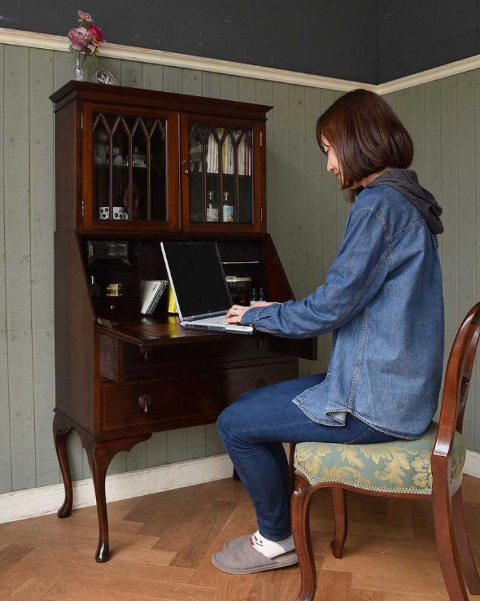 ビューロー アンティーク家具 英国輸入のアンティーク家具、木の装飾も木目の模様も美しいビューローブックケース 。書き物やパソコンをする時は、ビューローを開いて使ってください。(q-1037-f)