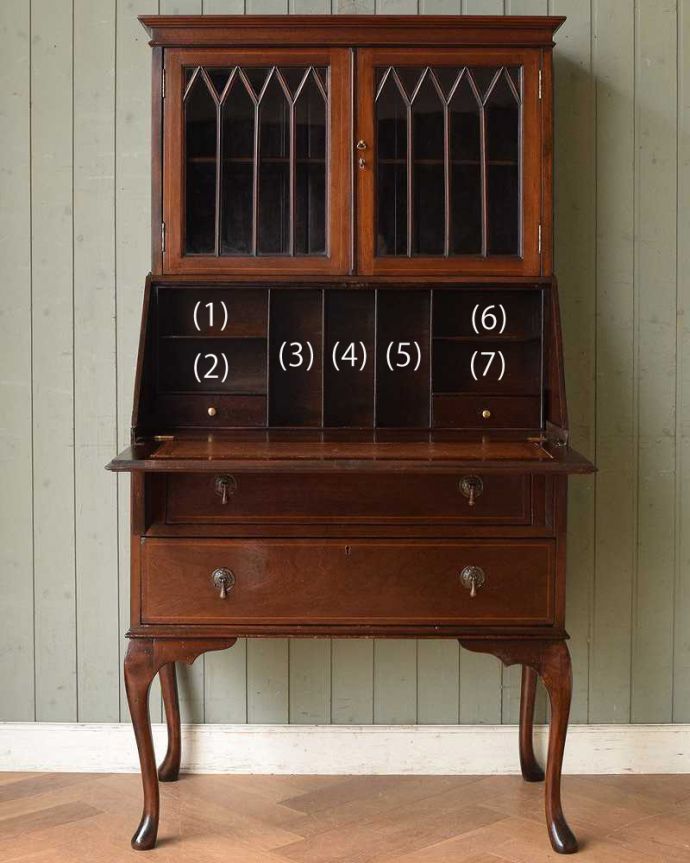 ビューロー アンティーク家具 英国輸入のアンティーク家具、木の装飾も木目の模様も美しいビューローブックケース 。パソコンを置いても広々としていて、使いやすいんです。(q-1037-f)