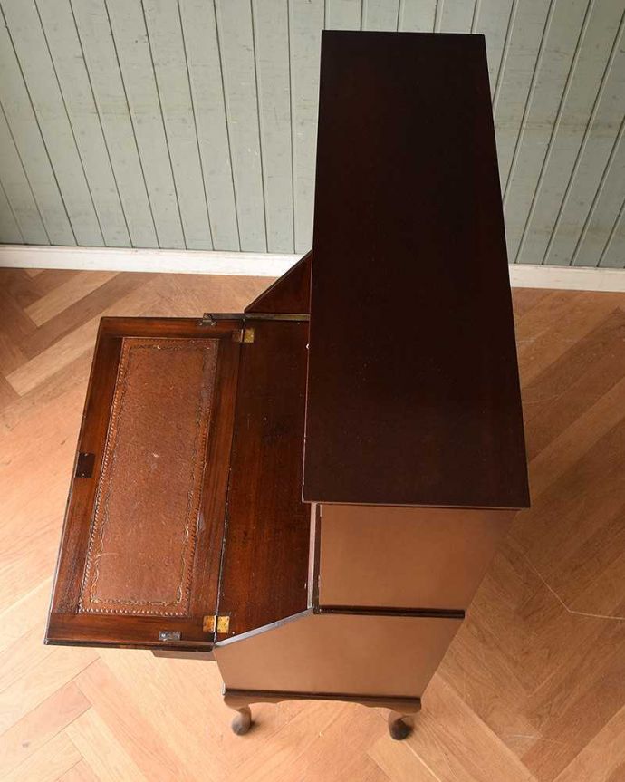 ビューロー アンティーク家具 英国輸入のアンティーク家具、木の装飾も木目の模様も美しいビューローブックケース 。落ち着いた雰囲気のビューロー。(q-1037-f)