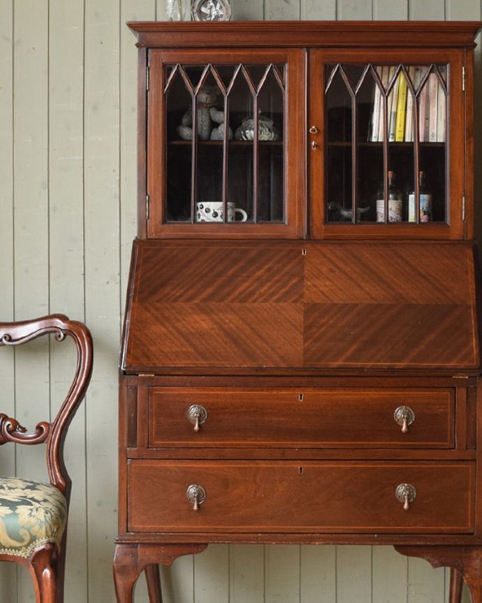 ビューロー アンティーク家具 英国輸入のアンティーク家具、木の装飾も木目の模様も美しいビューローブックケース 。外国製のビューローは装飾があちこちにあるので、絵になるアイテム。(q-1037-f)