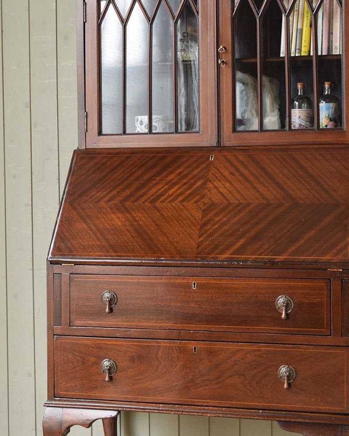 ビューロー アンティーク家具 英国輸入のアンティーク家具、木の装飾も木目の模様も美しいビューローブックケース 。全ての鍵穴に共通して使用できる鍵が1本付いています。(q-1037-f)