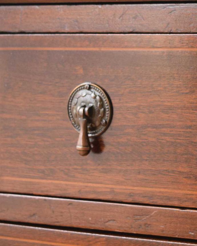 ビューロー アンティーク家具 英国輸入のアンティーク家具、木の装飾も木目の模様も美しいビューローブックケース 。ドロップタイプの取っ手が付いています。(q-1037-f)