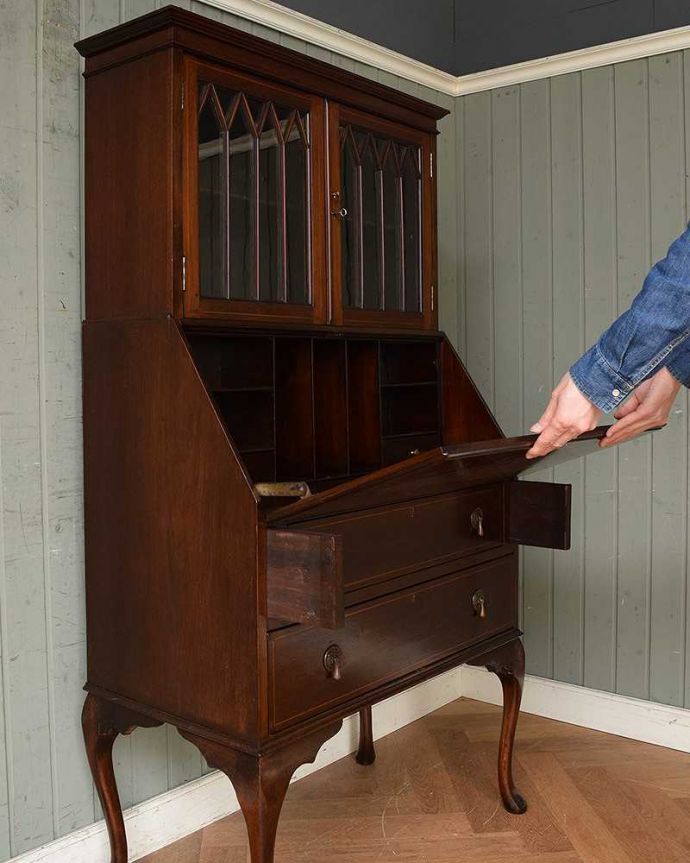 ビューロー アンティーク家具 英国輸入のアンティーク家具、木の装飾も木目の模様も美しいビューローブックケース 。ビューローは支えでしっかり固定されるので、安心してお使いいただけます。(q-1037-f)