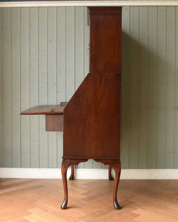 ビューロー アンティーク家具 英国輸入のアンティーク家具、木の装飾も木目の模様も美しいビューローブックケース 。ビューロー部分を閉じると、すっきりしたキャビネットになります。(q-1037-f)