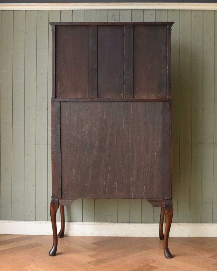 ビューロー アンティーク家具 英国輸入のアンティーク家具、木の装飾も木目の模様も美しいビューローブックケース 。アンティークは新品ではないので、もちろん経年変化によるキズはありますが、専門の職人が目立たないようキレイにお直しをしているので、後姿までキレイです。(q-1037-f)