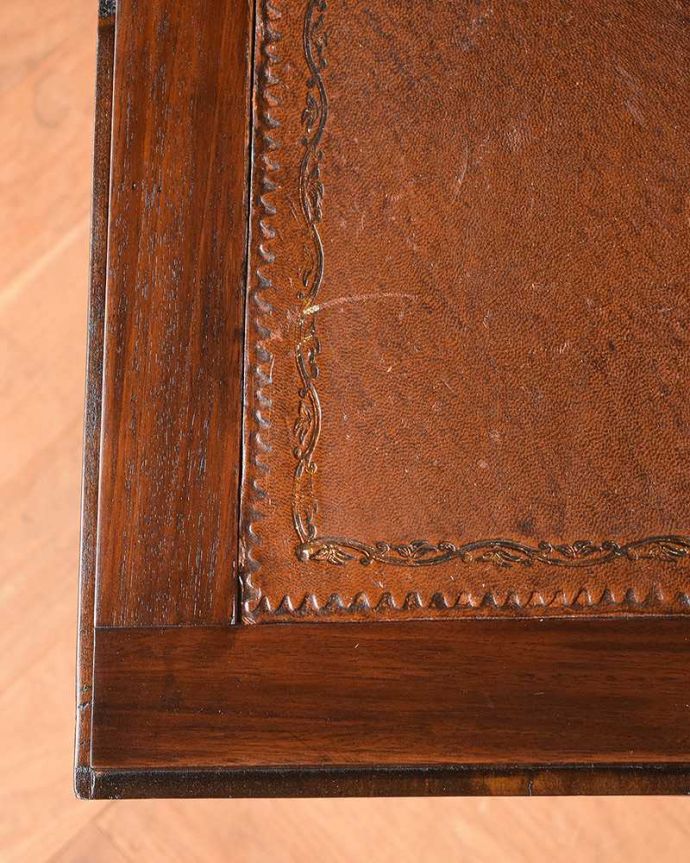 ビューロー アンティーク家具 英国輸入のアンティーク家具、木の装飾も木目の模様も美しいビューローブックケース 。デスクには革が貼ってあります。(q-1037-f)