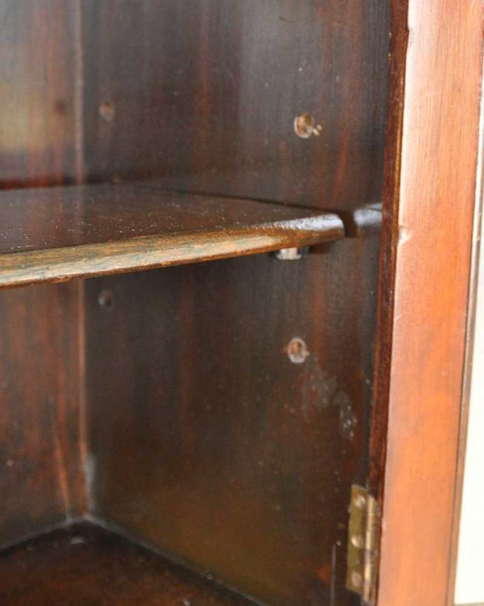 ビューロー アンティーク家具 英国輸入のアンティーク家具、木の装飾も木目の模様も美しいビューローブックケース 。扉内の棚板は、可動します。(q-1037-f)