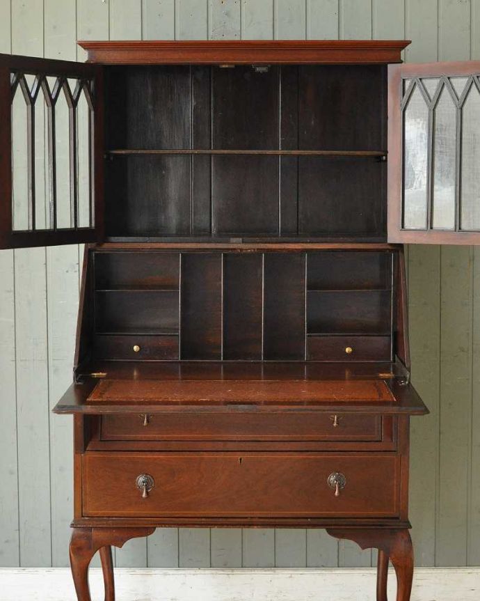 ビューロー アンティーク家具 英国輸入のアンティーク家具、木の装飾も木目の模様も美しいビューローブックケース 。見せたい雑貨や食器をガラス棚に飾って、見せたくないものは下の棚に収納。(q-1037-f)