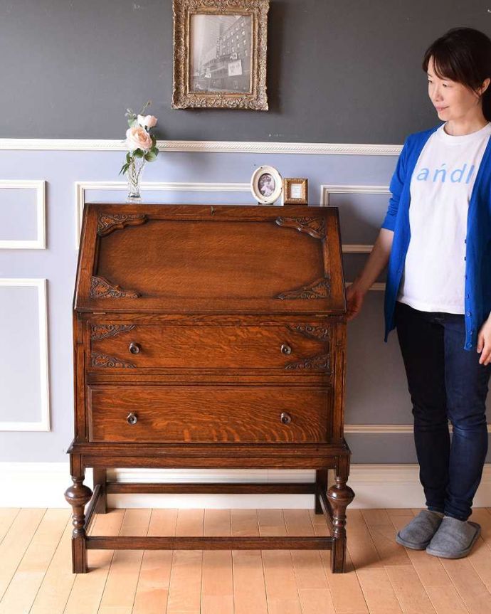 ビューロー　アンティーク家具　彫刻が美しいライティングビューロー（デスク）、アンティーク英国輸入家具。英国らしいドッシリとした落ち着いた雰囲気が自慢扉を開くだけでデスクになっちゃうビューロー。(q-1043-f)