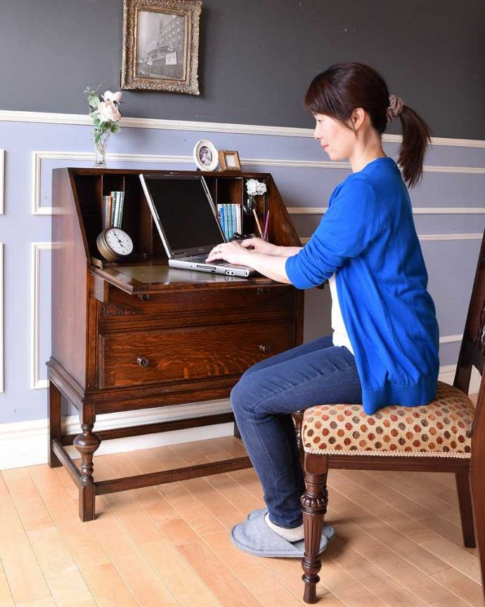 ビューロー　アンティーク家具　彫刻が美しいライティングビューロー（デスク）、アンティーク英国輸入家具。扉を前に倒すだけで、あっという間に自分だけの場所扉の部分を前に倒すと、あっという間にデスクに早変わり。(q-1043-f)