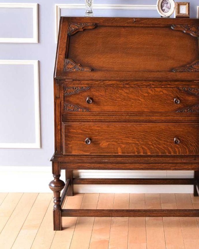 ビューロー　アンティーク家具　彫刻が美しいライティングビューロー（デスク）、アンティーク英国輸入家具。英国アンティークらしい木目の美しさ自慢はアンティークだから手に入る木目の美しさ。(q-1043-f)