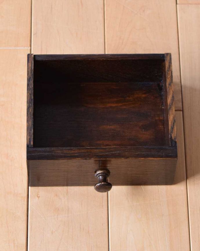 ビューロー　アンティーク家具　彫刻が美しいライティングビューロー（デスク）、アンティーク英国輸入家具。引き出しの中もキレイに仕上げましたもちろん、引き出しの中もキレイに修復したので、実用的にいろんなものを収納してお使い下さい。(q-1043-f)