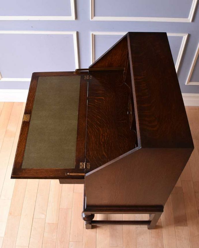 ビューロー　アンティーク家具　彫刻が美しいライティングビューロー（デスク）、アンティーク英国輸入家具。デスクの部分を上から見ると･･･天板部分の塗装も専門の職人がしっかりキレイに修復したので、こんなにキレイです。(q-1043-f)