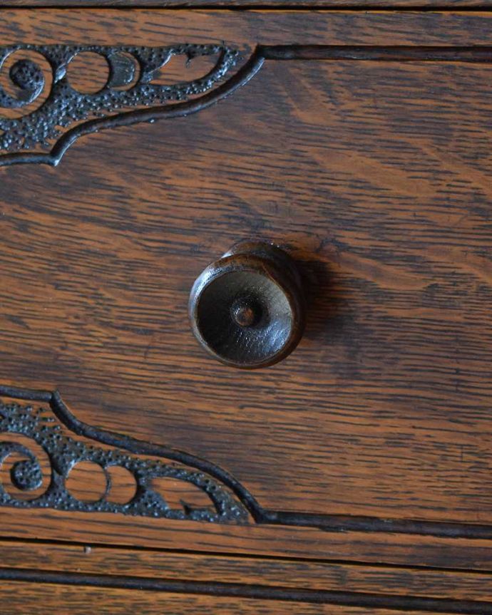 ビューロー　アンティーク家具　彫刻が美しいライティングビューロー（デスク）、アンティーク英国輸入家具。アンティークらしい取っ手取っ手にもこだわりが感じられます。(q-1043-f)