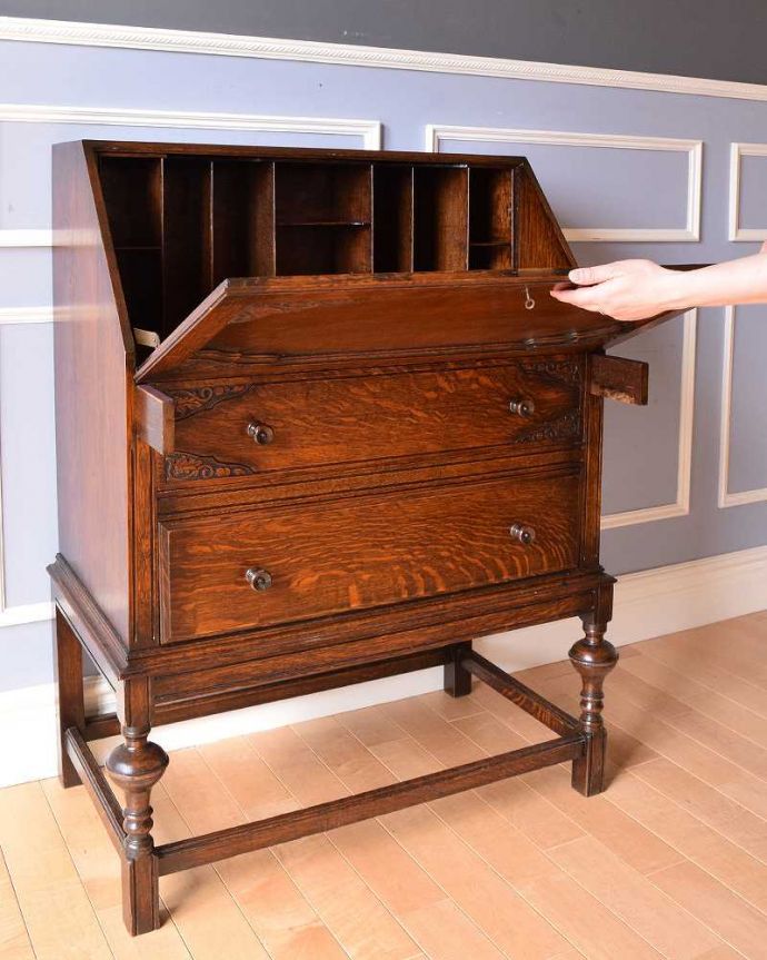 ビューロー　アンティーク家具　彫刻が美しいライティングビューロー（デスク）、アンティーク英国輸入家具。扉を前に倒すと･･･ビューロー部分の扉は簡単に前に倒せます。(q-1043-f)