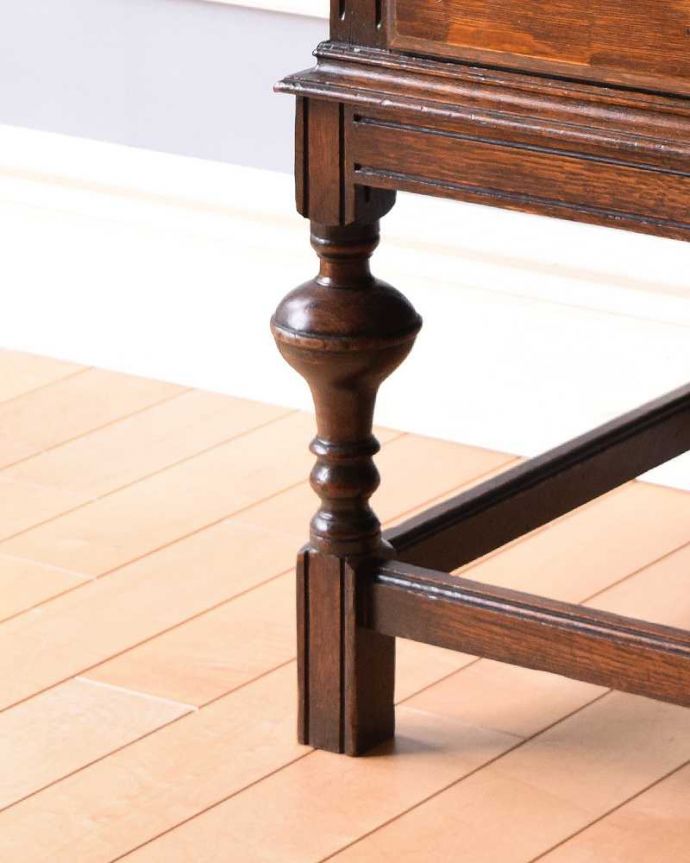 ビューロー　アンティーク家具　彫刻が美しいライティングビューロー（デスク）、アンティーク英国輸入家具。女性１人でラクラ運べちゃうんですHandleのアンティークは、脚の裏にフェルトキーパーをお付けしています。(q-1043-f)