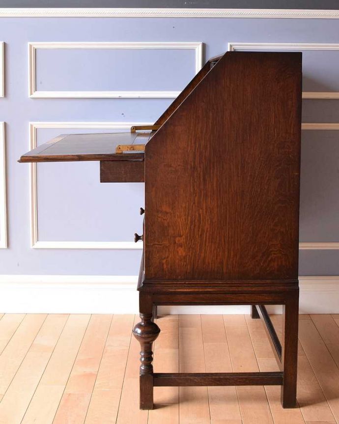 ビューロー　アンティーク家具　彫刻が美しいライティングビューロー（デスク）、アンティーク英国輸入家具。横から見ても素敵なんですもちろん横から見ても自慢できるようにキレイに仕上げました。(q-1043-f)