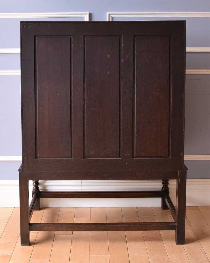 ビューロー　アンティーク家具　彫刻が美しいライティングビューロー（デスク）、アンティーク英国輸入家具。もちろん後ろ姿もキレイですアンティークは新品ではないので経年変化によるキズはありますが専門の職人がしっかり修復したので安心してお使いください。(q-1043-f)