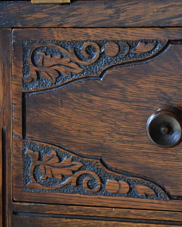 ビューロー　アンティーク家具　彫刻が美しいライティングビューロー（デスク）、アンティーク英国輸入家具。惚れ惚れしちゃう美しさこんなに堅い無垢材に一体どうやって彫ったんだろう？と不思議になるくらい細かい彫にうっとりです。(q-1043-f)
