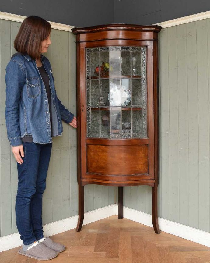アンティークのキャビネット　アンティーク家具　英国輸入のアンティーク家具、きらきらガラス扉がキレイなコーナーキャビネット。お部屋を角から格上げしてくれますインテリアの素敵な国から来た家具は使い方も美しい･･･お部屋の角から華やかな雰囲気を作ってくれます。(q-1049-f)