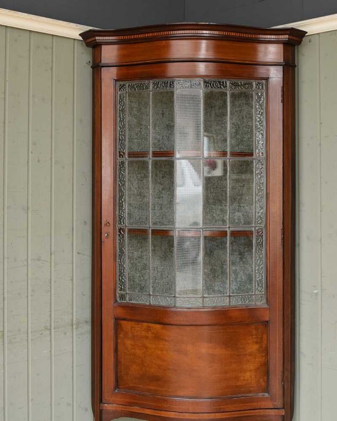 アンティークのキャビネット　アンティーク家具　英国輸入のアンティーク家具、きらきらガラス扉がキレイなコーナーキャビネット。お部屋の角にピタッと収まる飾り棚お部屋の角にピッタリ収まっちゃうから、どこでも使える便利なコーナーキャビネット。(q-1049-f)