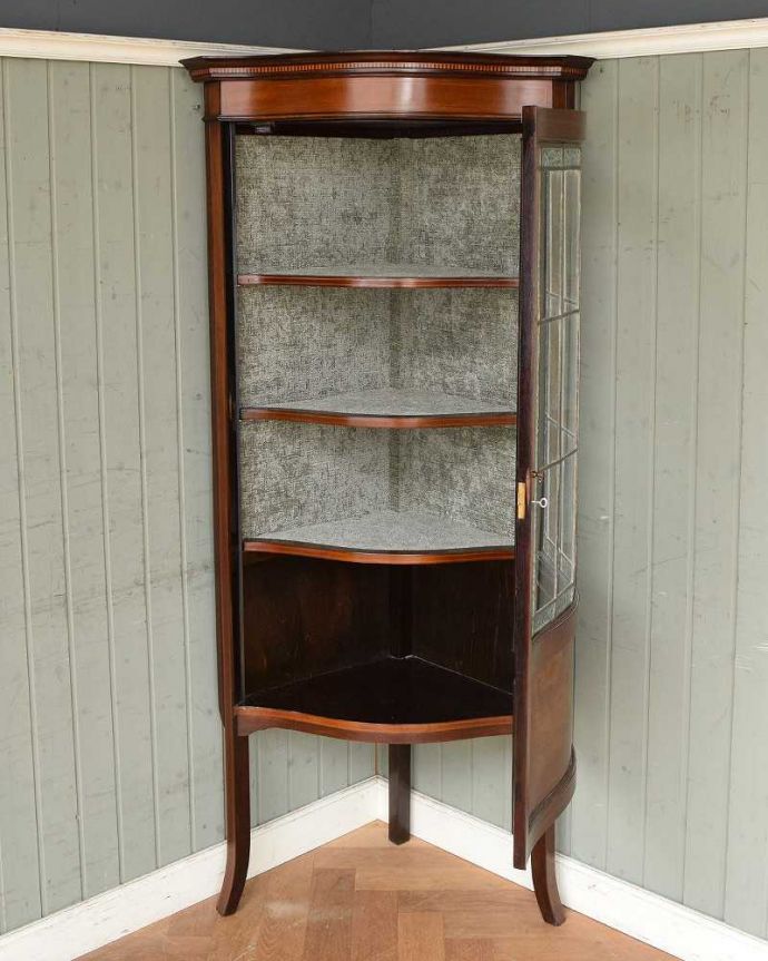 アンティークのキャビネット　アンティーク家具　英国輸入のアンティーク家具、きらきらガラス扉がキレイなコーナーキャビネット。扉を開けてみると･･･専門の職人がしっかり修復していますので、扉の中はピカピカです。(q-1049-f)