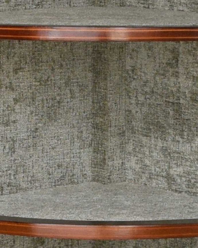 アンティークのキャビネット　アンティーク家具　英国輸入のアンティーク家具、きらきらガラス扉がキレイなコーナーキャビネット。新しく貼り替えましたキャビネットの表情に合わせて、背板の生地をセレクト。(q-1049-f)