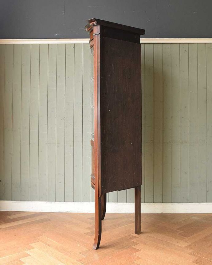 アンティークのキャビネット　アンティーク家具　英国輸入のアンティーク家具、きらきらガラス扉がキレイなコーナーキャビネット。横から見てもキレイもちろん、横から見てもキレイに仕上がっているので、安心して使ってください。(q-1049-f)