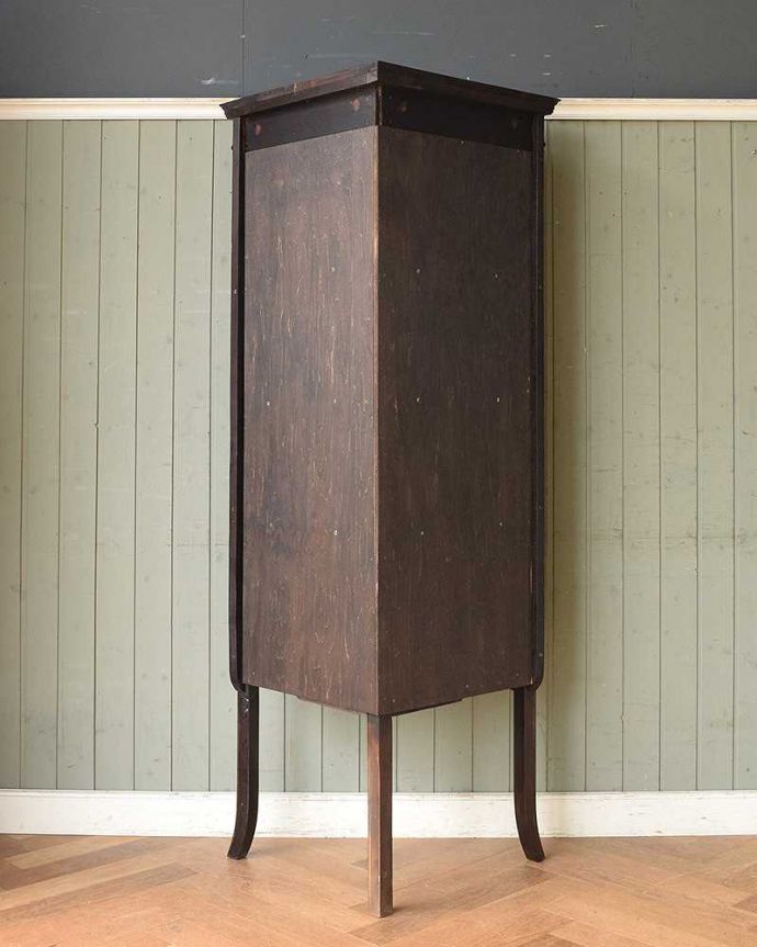 アンティークのキャビネット　アンティーク家具　英国輸入のアンティーク家具、きらきらガラス扉がキレイなコーナーキャビネット。もちろん後姿もキレイですアンティークは新品ではないので、もちろん経年変化によるキズはありますが、専門の職人がキレイにお直しをしているので、後ろ姿までキレイです。(q-1049-f)