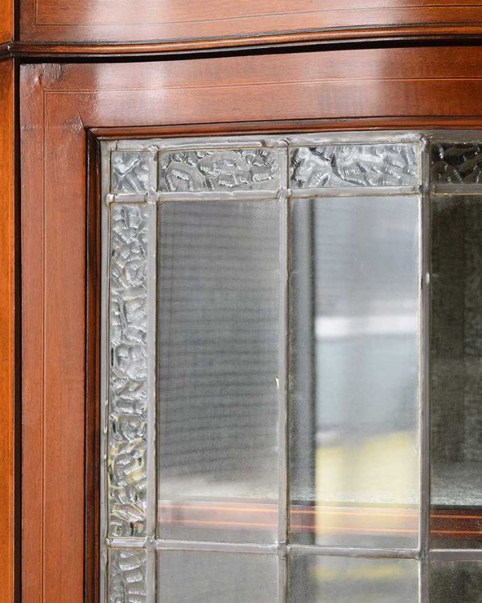 アンティークのキャビネット　アンティーク家具　英国輸入のアンティーク家具、きらきらガラス扉がキレイなコーナーキャビネット。ここも最上級の美しさいろんな部分の美しさが重なり合って、最上級の美しさを醸し出してくれます。(q-1049-f)