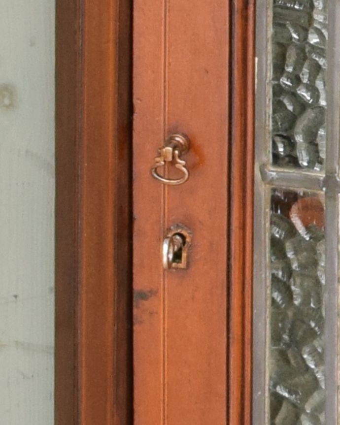 アンティークのキャビネット　アンティーク家具　英国輸入のアンティーク家具、きらきらガラス扉がキレイなコーナーキャビネット。開ける度にワクワクアンティークらしい取っ手のデザイン。(q-1049-f)