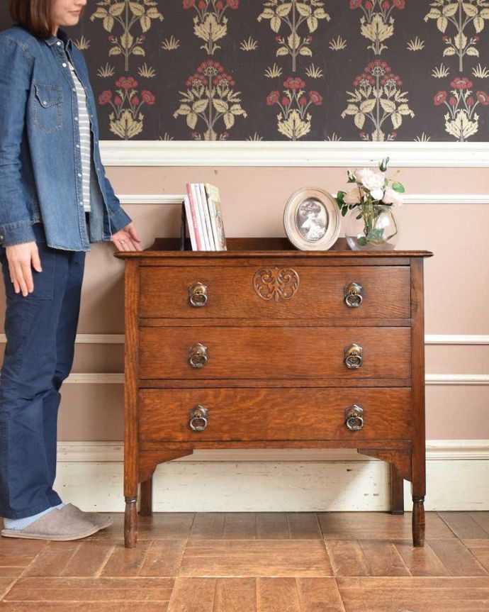 アンティークのチェスト　アンティーク家具　アンティーク家具、伝統的アンティークの風格たっぷりな英国輸入の３段チェスト。英国アンティークらしい落ち着いた雰囲気が自慢落ち着いた色合いが英国アンティークらしい雰囲気のチェスト。(q-1057-f)