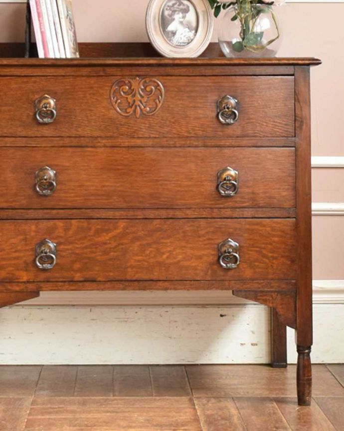 アンティークのチェスト　アンティーク家具　アンティーク家具、伝統的アンティークの風格たっぷりな英国輸入の３段チェスト。見た目はもちろん、実用的に使って楽しみましょうアンティークのチェストは見た目の美しさはもちろん、実用的にたっぷり収納が出来る実力派。(q-1057-f)