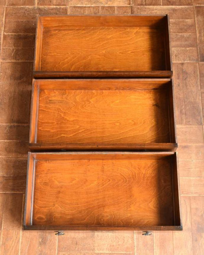 アンティークのチェスト　アンティーク家具　アンティーク家具、伝統的アンティークの風格たっぷりな英国輸入の３段チェスト。何を入れても大丈夫。(q-1057-f)