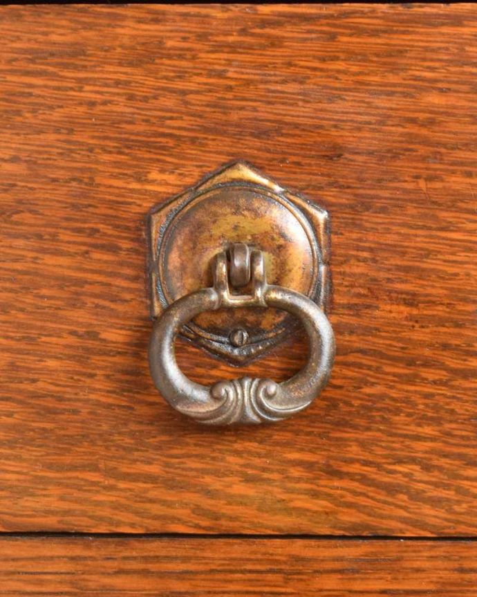 アンティークのチェスト　アンティーク家具　アンティーク家具、伝統的アンティークの風格たっぷりな英国輸入の３段チェスト。開ける度にワクワク高級感漂うアンティークらしいデザインの取っ手。(q-1057-f)