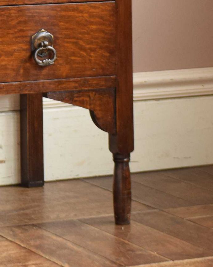 アンティークのチェスト　アンティーク家具　アンティーク家具、伝統的アンティークの風格たっぷりな英国輸入の３段チェスト。女性1人でラクラク運べちゃう仕掛けHandleのアンティークは、脚の裏にフェルトキーパーをお付けしています。(q-1057-f)