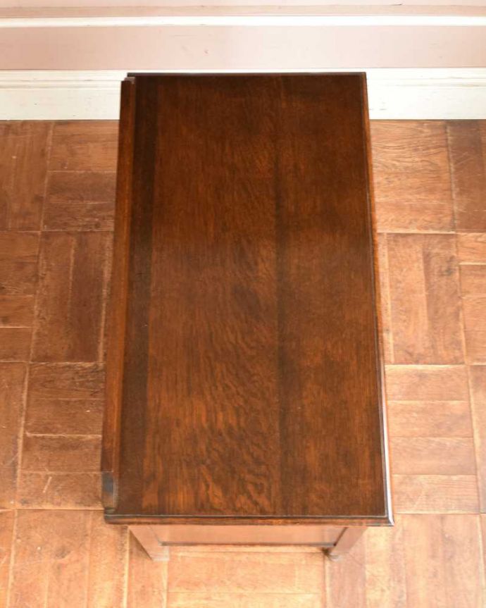 アンティークのチェスト　アンティーク家具　アンティーク家具、伝統的アンティークの風格たっぷりな英国輸入の３段チェスト。何を置こうかな･･･？上から見ると、天板はこんな感じです。(q-1057-f)